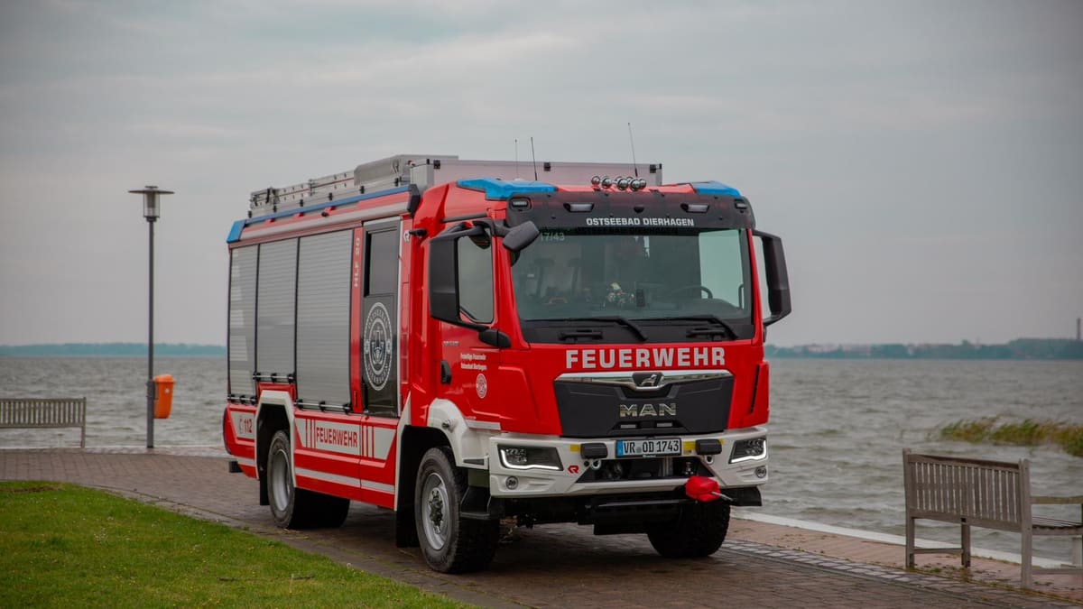 Hilfeleistungslöschgruppenfahrzeug (HLF 20) der Freiwilligen Feuerwehr Ostseebad Dierhagen – Ansicht 1 von 3