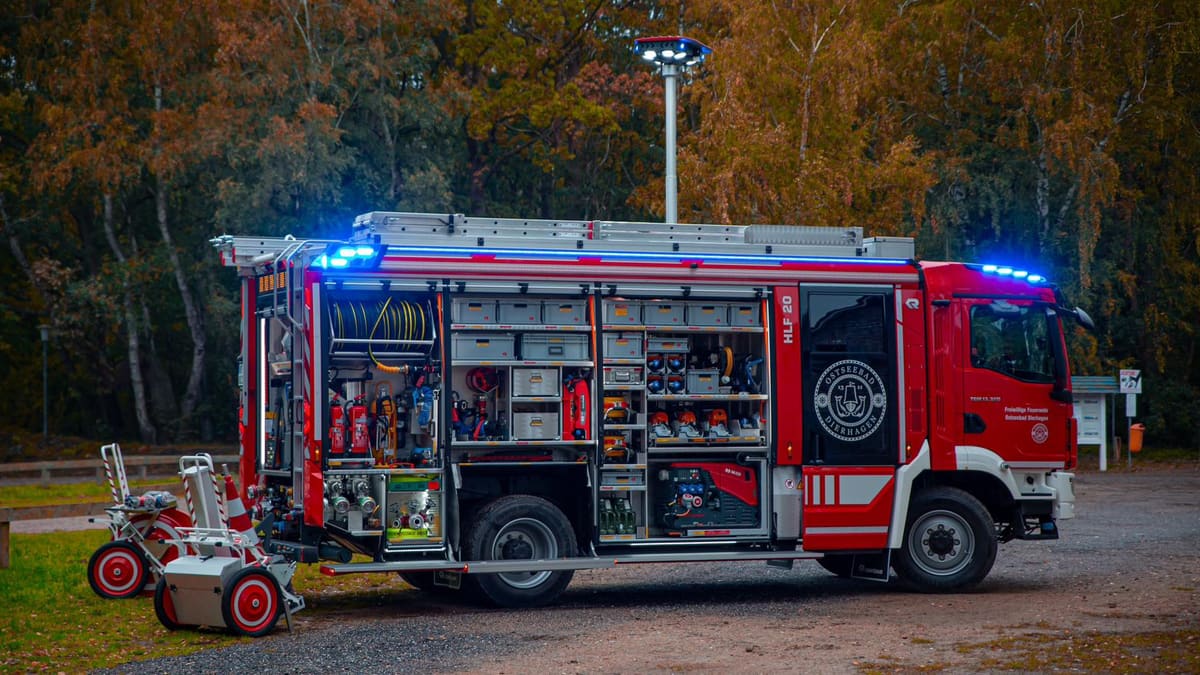 Hilfeleistungslöschgruppenfahrzeug (HLF 20) der Freiwilligen Feuerwehr Ostseebad Dierhagen – Ansicht 2 von 3