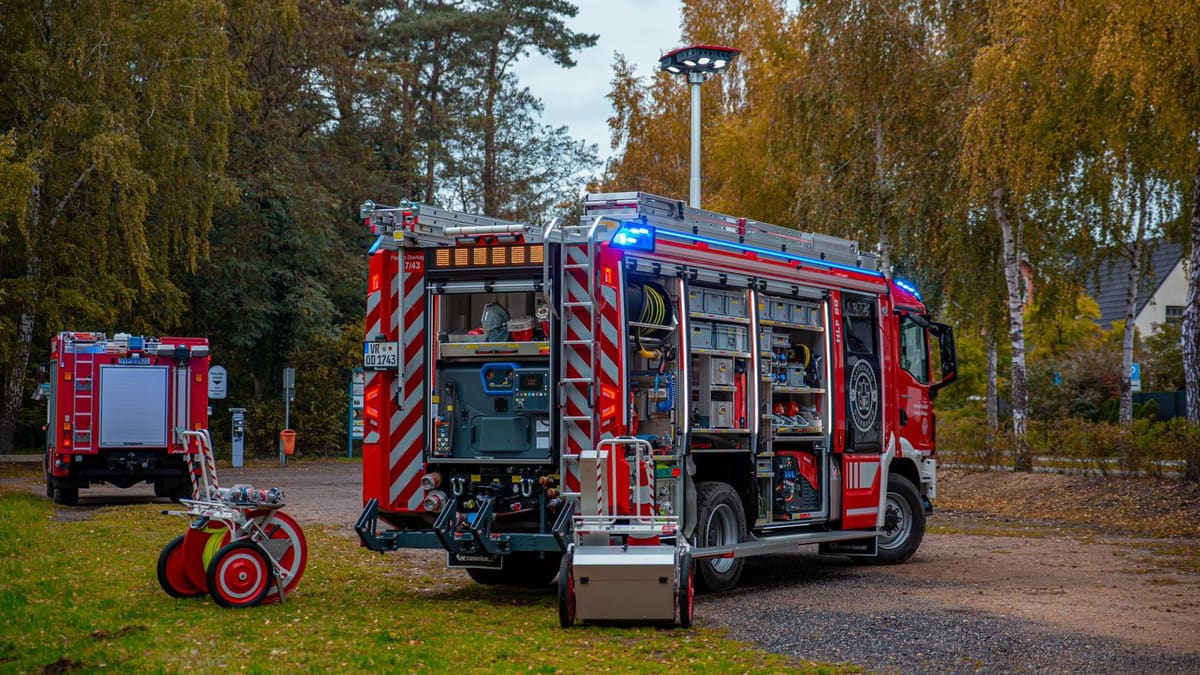 Hilfeleistungslöschgruppenfahrzeug (HLF 20) der Freiwilligen Feuerwehr Ostseebad Dierhagen – Ansicht 3 von 3