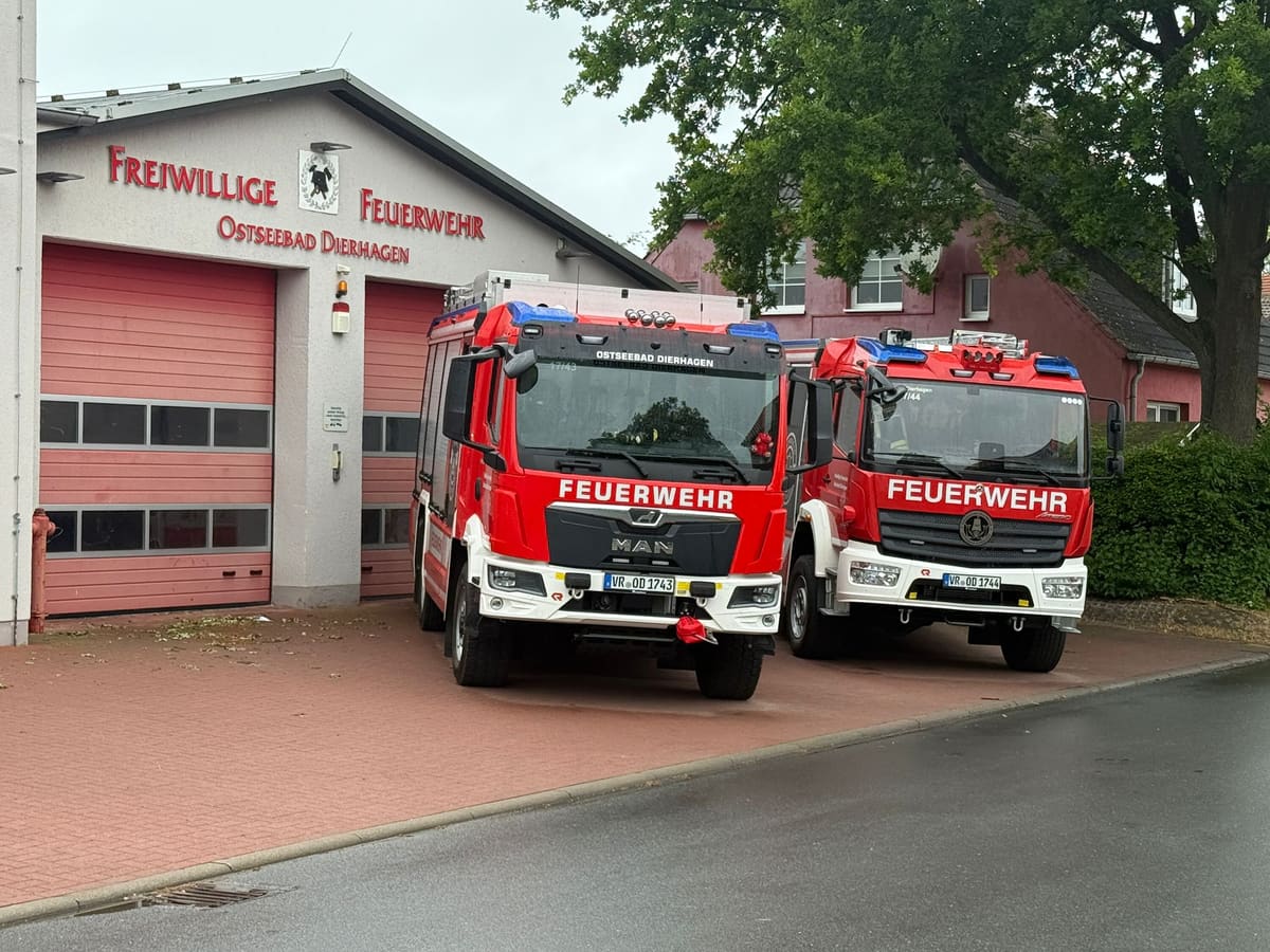 Das Feuerwehrgerätehaus in der Kirchstraße mit HLF 20 und LF 20 davor